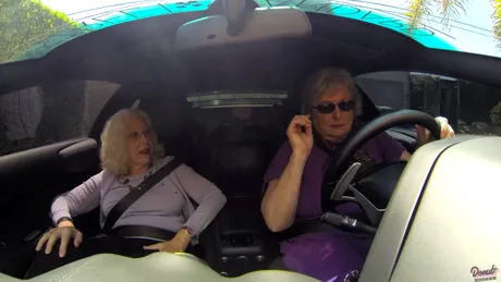 Ce se intampla cand doua bunicute intra in posesia cheilor de la un Lamborghini? VIDEO-ul a devenit viral!