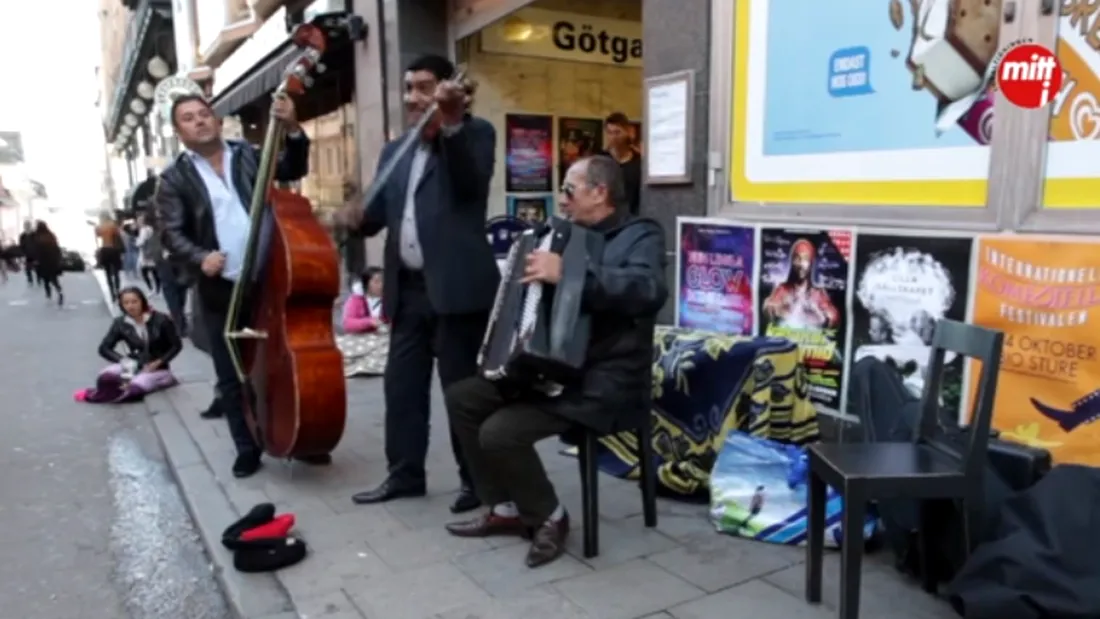 VIDEO! Un taraf renumit de lautari romi canta la metrou in Stockholm. Ai fi uimit sa vezi cati bani le dau suedezii compatriotilor nostri