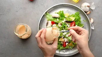 Dressing ușor pentru salată, gata în doar 3 minute. Rețeta simplă care adaugă gust fără multe calorii