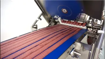 Te-ai intrebat vreodata cum se taie salamul feliat pe care il cumperi tu din supermarket? Robotul asta e genial VIDEO