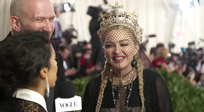 Madonna a luat-o razna la batranete! A venit imbracata in negru si plina de cruci la un eveniment fastuos. Toata lumea a ramas socata VIDEO