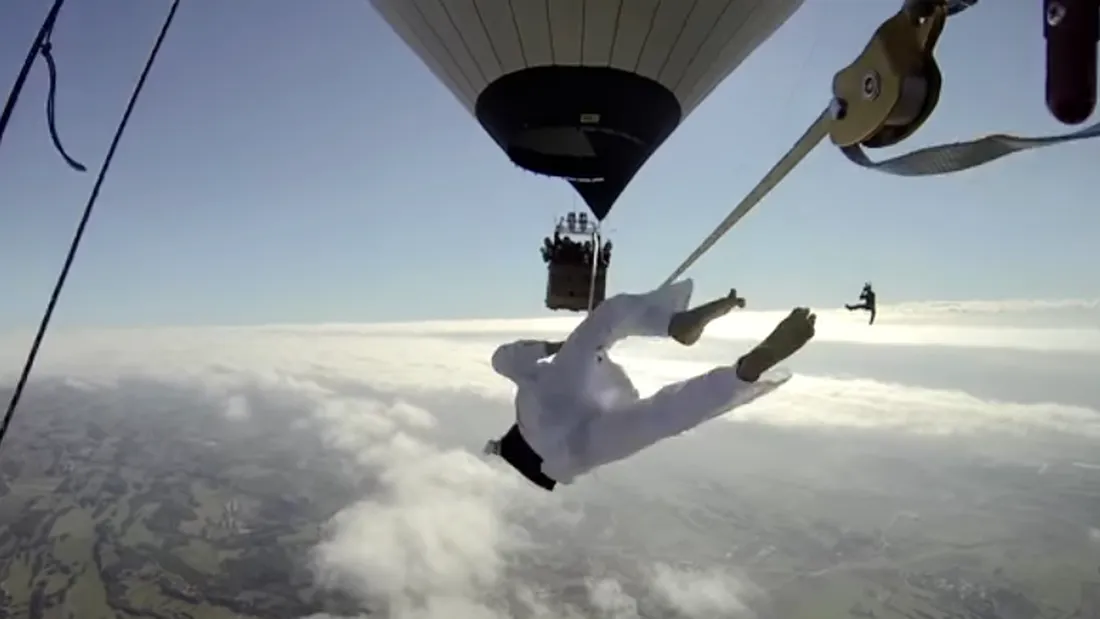 Demential! Acrobatii care merg pe o sarma intre 2 baloane cu aer cald, la peste 10.000 de metri! Unul din ei a cazut VIDEO