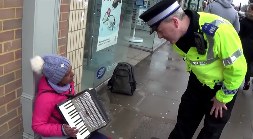 Un politist din Londra a prins o romanca cersind cu acordeonul, pe strada! Ceea ce a urmat depaseste orice imaginatie. Sute de mii de oameni au vazut imaginile astea VIDEO