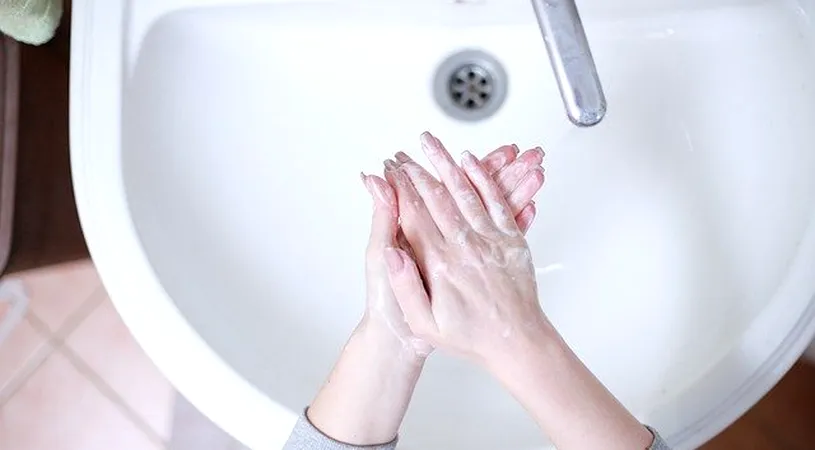 Cum îți poți face un gel dezinfectant acasă. Ce ingrediente trebuie să folosești