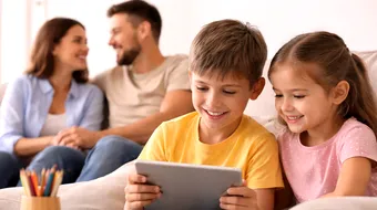 Cum gestionăm corect timpul petrecut de copii în fața ecranelor. Sfaturi utile pentru părinți