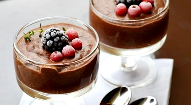 Desert pentru Valentine's Day: spuma de ciocolata cu aroma de vanilie, un deliciu!