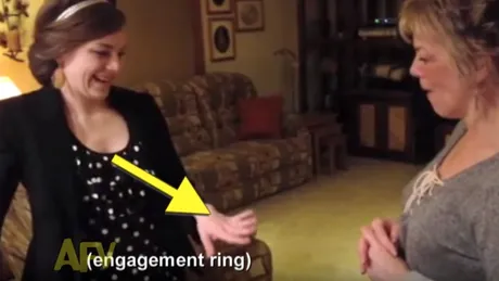 Fiica tot incerca sa-i arate inelul de pe deget, dar mama ei nu s-a prins! Cand a vazut totusi.... VIDEO