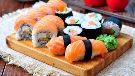 La ce pericole te expui daca consumi sushi! Ce a patit un barbat care a mancat faimosul preparat japonez! Nu e de gluma
