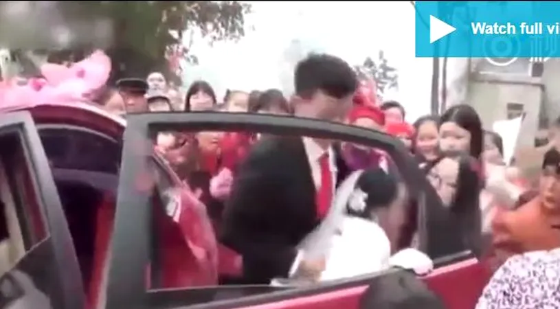 Scene halucinante: cea mai frumoasa zi din viata lor s-a transformat intr-un cosmar. Mirele si-a tarat mireasa pe jos, in vazul tuturor