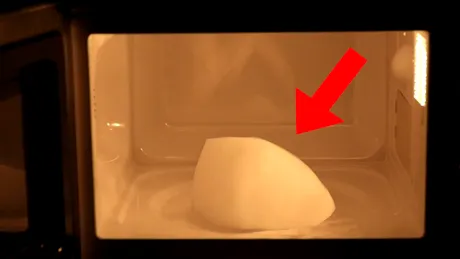 Stiai ca daca bagi cuburi de gheata in cuptorul cu microunde NU SE TOPESC ?! Cel mai tare experiment EVER VIDEO