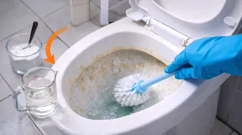 Cum cureți rapid și ușor toaleta de calcar: metoda simplă care îți lasă baia impecabilă în câteva minute