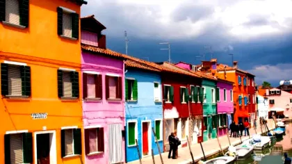 Burano, un curcubeu pe apă. Legenda satului unde fiecare casă are altă culoare