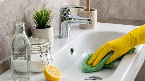 Cum scapi de calcarul de pe chiuveta din baie: soluții simple și eficiente