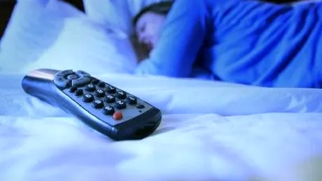 Dormitul cu televizorul aprins ingrasa femeile! Ce se intampla in camera de sunt predispuse la obezitate