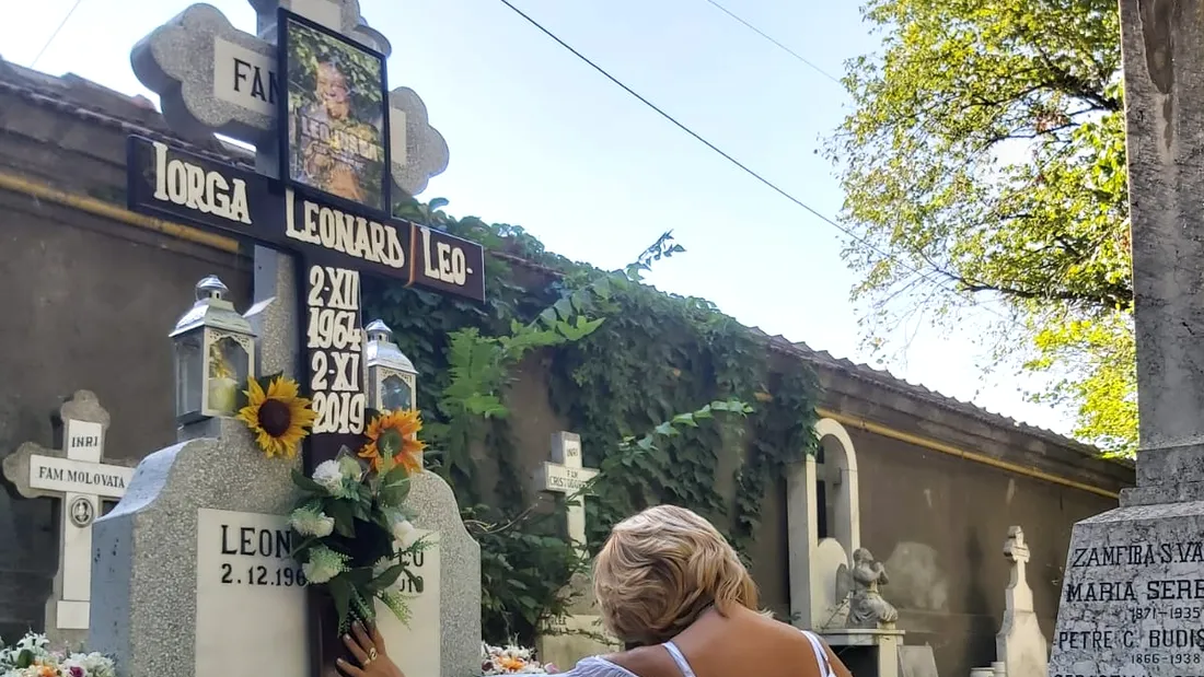 EXCLUSIV| Văduva lui Leo Iorga, în rochie albă la mormântul artistului! “Am fi împlinit 31 de ani de la nuntă”
