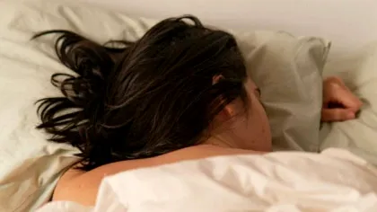 Specialiștii avertizează. Dormitul cu părul ud conduce la apariția problemelor de sănătate