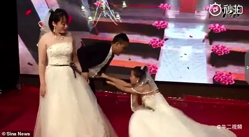 Moment halucinant la o nunta din China! Fosta iubita a mirelui a venit imbracata in rochie de mireasa la nunta lui si a cazut in genunchi sa o ierte! VIDEO