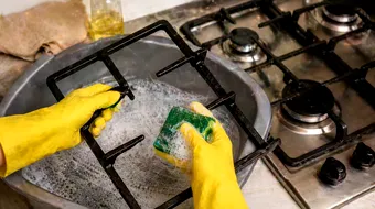 Cum cureți grătarul plitei fără efort. Metode simple care îndepărtează grăsimea și depunerile arse