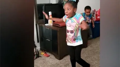 Reacția unei fetițe de 6 ani, cu paralizie cerebrală, când reușește să meargă singură pentru prima dată VIDEO