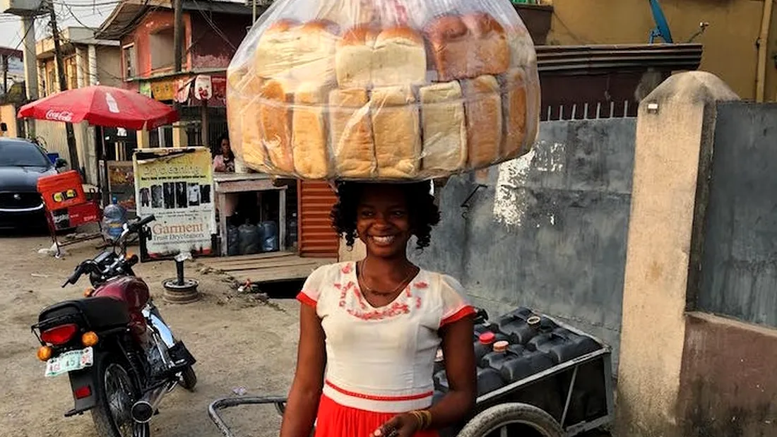 Vindea paine pe strada, iar a doua zi viata ei s-a schimbat radical si a ajuns celebra in toata lumea. Povestea acestei tinere pare desprinsa din filme