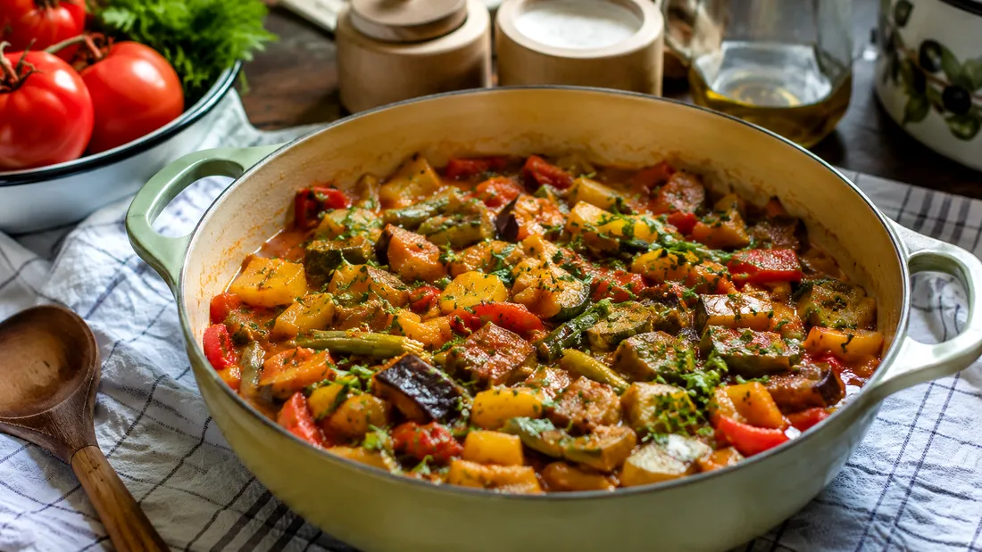 Ghiveci cu legume de sezon. Rețeta tradițională gustoasă și sănătoasă