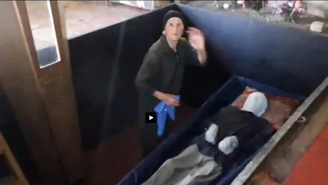 De-a dreptul bizar! Aceasta femeie traieste in casa cu trupul mumificat al fiului sau. Motivul halucinant pentru care de 18 ani refuza sa-l ingroape