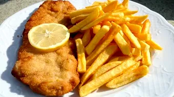 Așa se fac șnițelele de pui! Trucul pentru o crustă crocantă și delicioasă