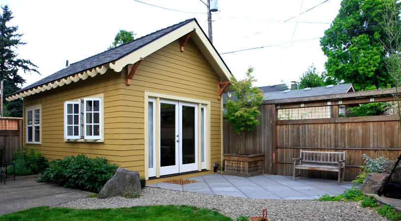 S-a mutat in casa noua si a gasit un bilet pe masa. L-a citit si a inceput sa faca ce i se cerea. Ce scria