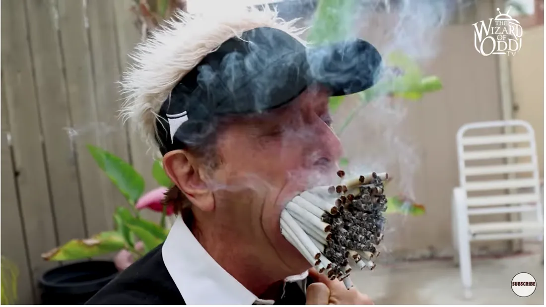 VIDEO! Barbatul cu cea mai mare gura din lume poate sa fumeze 130 de tigari in acelasi timp si este o nebunie total sa-l vezi in actiune!