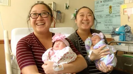 Surorile gemene au nascut in aceeasi zi! Ce este foarte bizar la bebelusii lor VIDEO