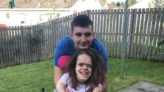 Cori e pe moarte si doar un miracol o poate salva! Logodnicul ei are autism si lupta impreuna pentru a se casatori