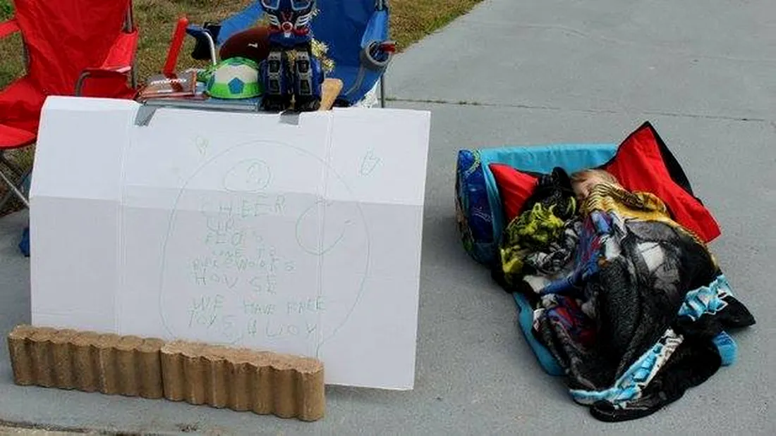 Gestul emotionant al unui baietel de 6 ani. A stat cu orele in fata casei, cu o pancarta in fata. Ce a donat pentru nevoiasi
