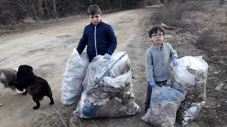 Doi copii din Vatra Dornei au strans toate gunoaiele de pe marginea drumului lor spre scoala, iar acum toata lumea ii felicita pentru gestul lor!