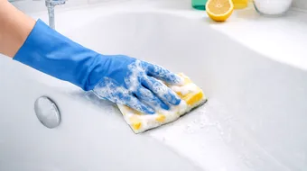 Cum cureți ușor cada din baie – soluții rapide pentru un rezultat impecabil