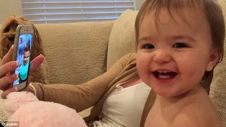 Conversatia dintre doi bebelusi pe FaceTime a devenit virala. Ce isi 'spun' VIDEO