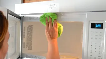 Pana acum procedai gresit. Cum sa-ti cureti rapid si usor cuptorul cu microunde! Tot ce iti trebuie este o lamaie VIDEO