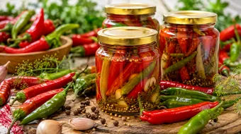 Rețeta de ardei iute la borcan pentru iarnă. Cum îi păstrezi crocanți și aromați până în sezonul următor