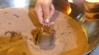Pentru cine n-a vazut niciodata cum se face cafeaua turceasca la nisip video-ul asta este supertare!