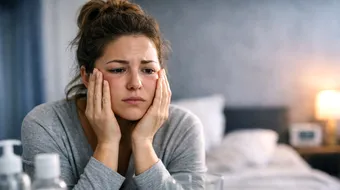 Cum explică medicii umflarea feței dimineața: cauze, factori agravanți și semnale de alarmă
