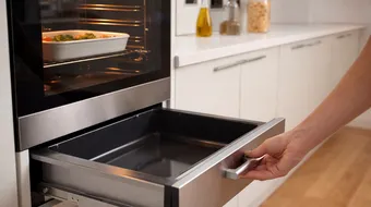 Mulți îl folosesc greșit: ce rol are cu adevărat sertarul de sub cuptor