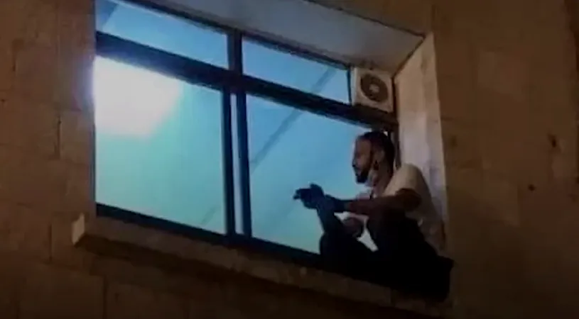 Emoționant! Un tânăr s-a urcat în fiecare noapte la geamul spitalului unde mama lui era internată cu Covid-19. Femeia se afla pe moarte