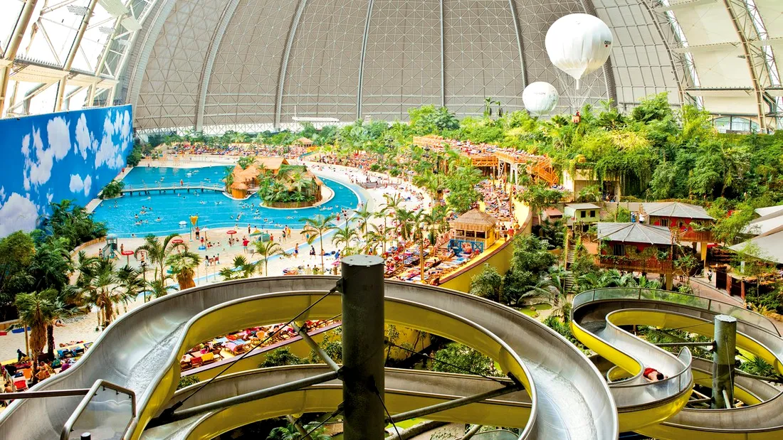 Asta este cel mai mare parc acvatic din lume :D Are 100.000 mp in total si arata demential la interior. Te poti caza un weekend la ei si te simti ca la plaja VIDEO