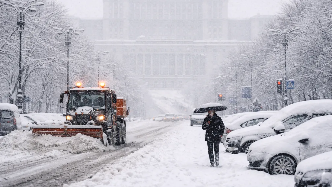 București sub cod portocaliu de ninsori. Stratul de zăpadă ar putea depăși 50 cm până joi dimineață