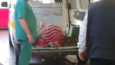 Imagini crunte! O femeie supraponderala carata cu microbuzul la spital, pusa direct pe jos si legata cu chingi de marfa! Cum a fost posibil asa ceva?!