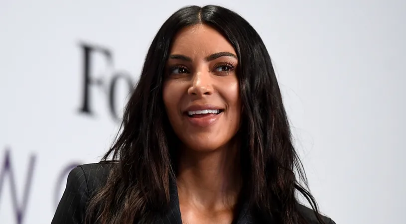 Kim Kardashian, aparitie de INFARCT! Si-a lasat sanii la vedere VIDEO
