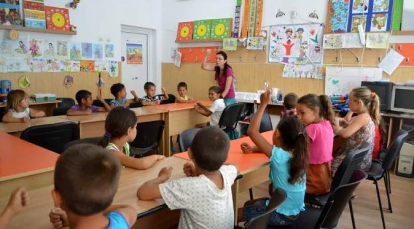 Elev bolnav din Iași, pus de învățătoare în genunchi cu mâinile ridicate, în fața clasei