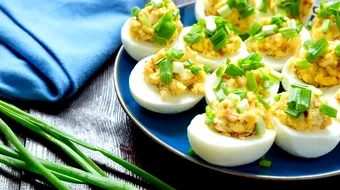 Rețete Revelion 2026. Ouă umplute cu ficat de pui, ton sau avocado, aperitivul cu care n-o să dai greș!