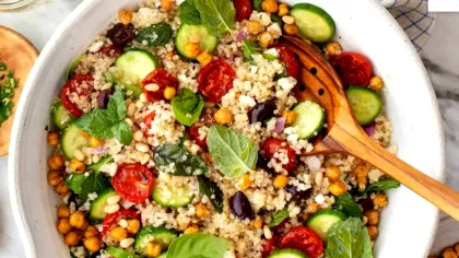Salată grecească de quinoa cu legume, perfectă pentru o vară caniculară. O rețetă plină de nutrienți