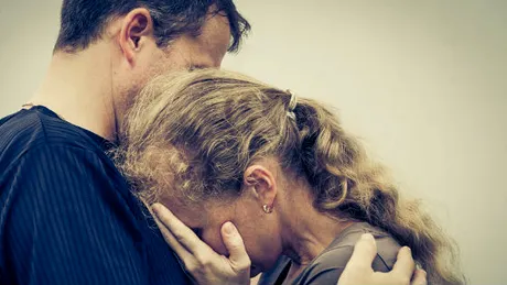 Si-a prins sotul cu o alta femeie! Ce i-a spus barbatul de ea a inceput sa planga si sa ii ceara iertare