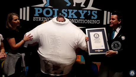 Cate tricouri crezi ca poti purta in acelasi timp?! Barbatul asta tocmai a batut recordul mondial cu 260 de tricouri purtate simultan VIDEO